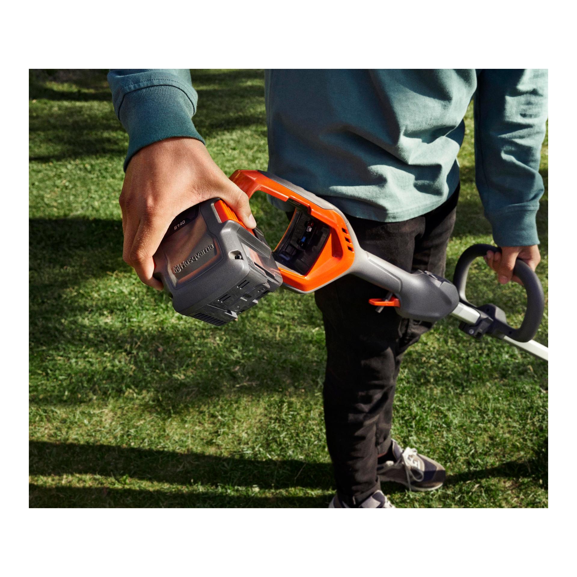 Husqvarna Akku - Rasentrimmer 215iL - mit Akku & Ladegerät