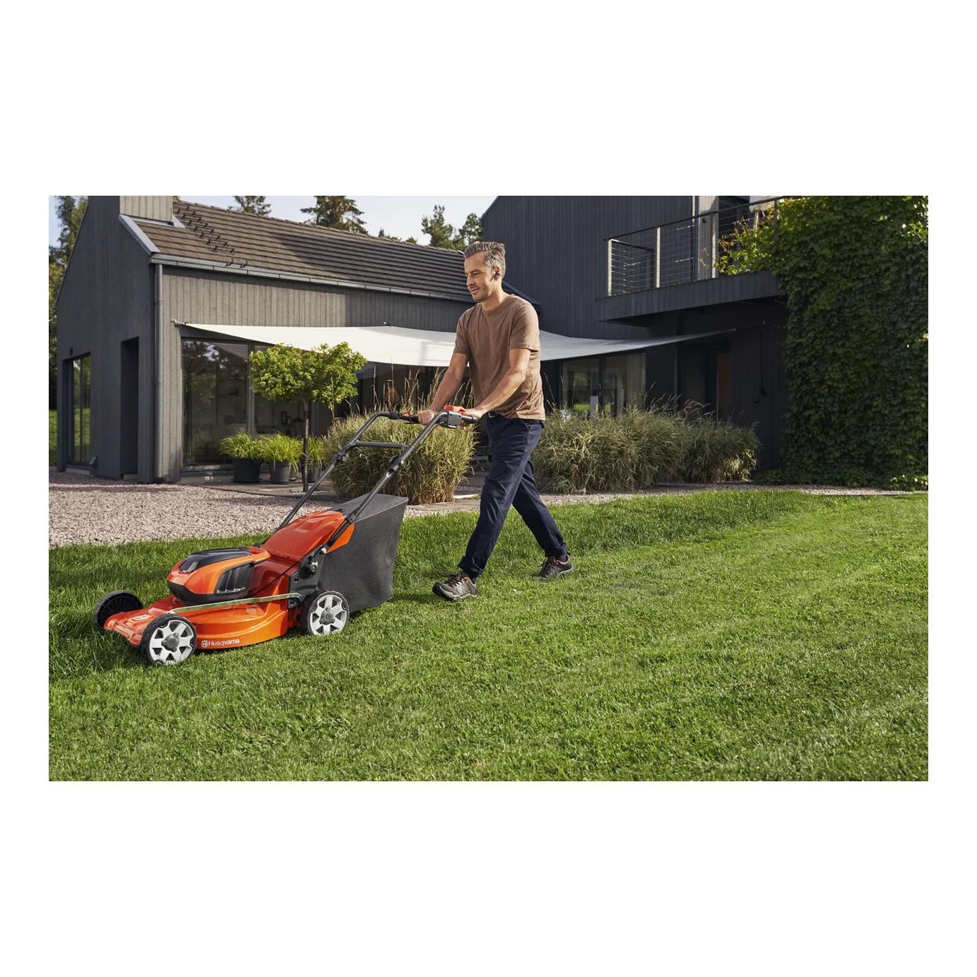 Husqvarna Akku - Rasenmäher LC 142iS - mit 2 Akku & 1x Ladegerät