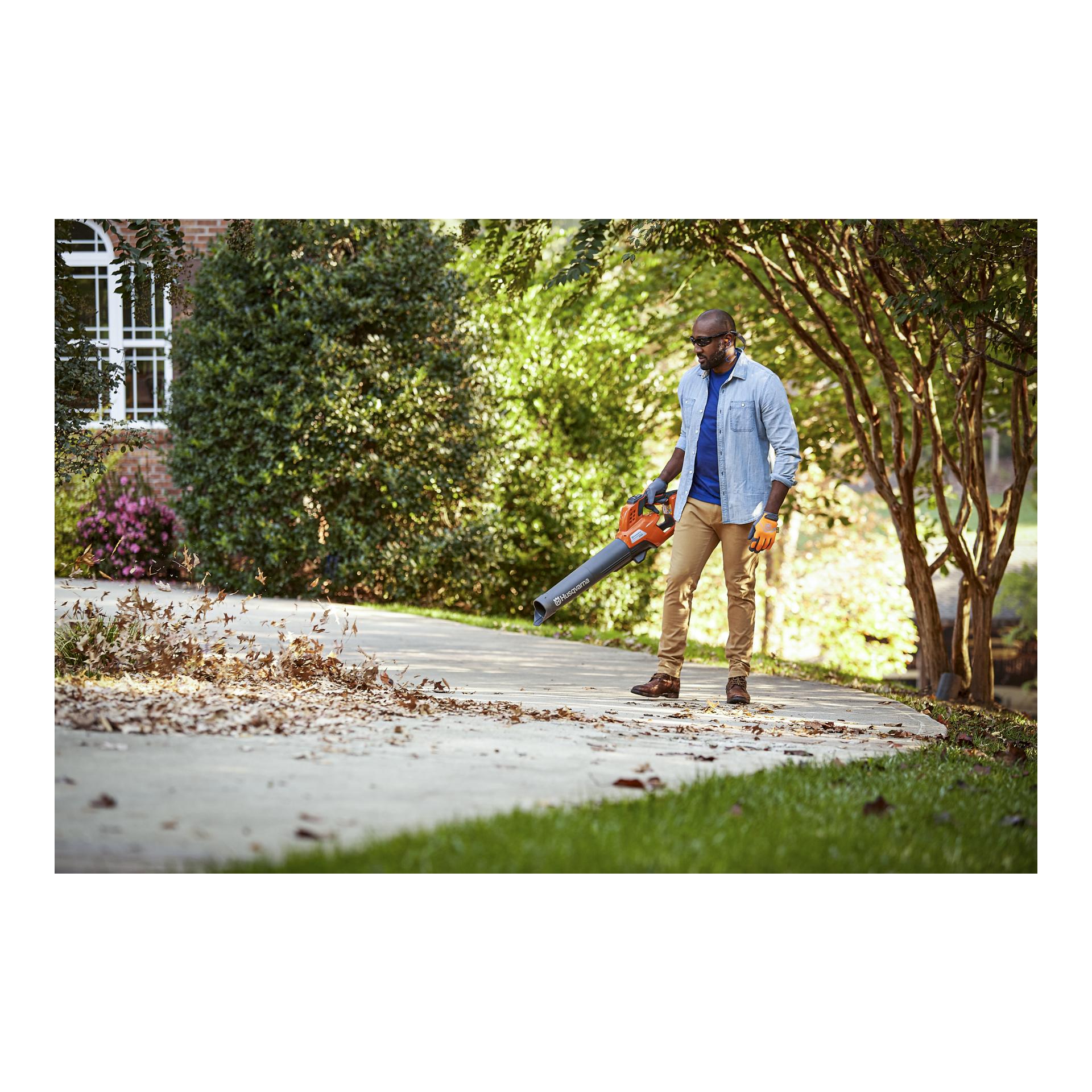 Husqvarna Akku - Laubbläser 230iB - mit Akku & Ladegerät