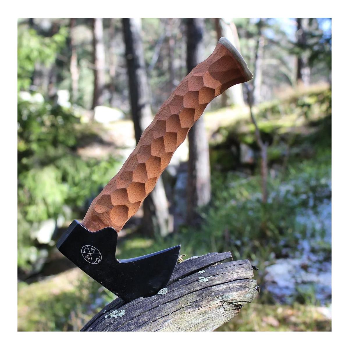 Metsämies Hätä - High Carbon - Bushcraft Axt mit Diamantschleifstein, Feuerstahl und Lederscheide
