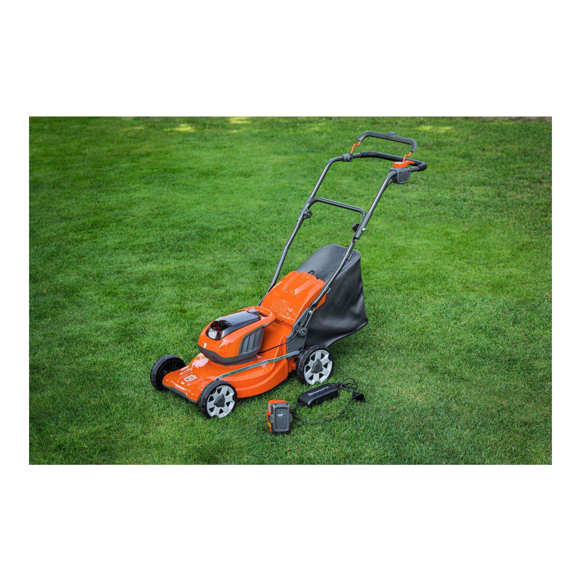 Husqvarna Akku - Rasenmäher LC 137i - mit Akku & Ladegerät